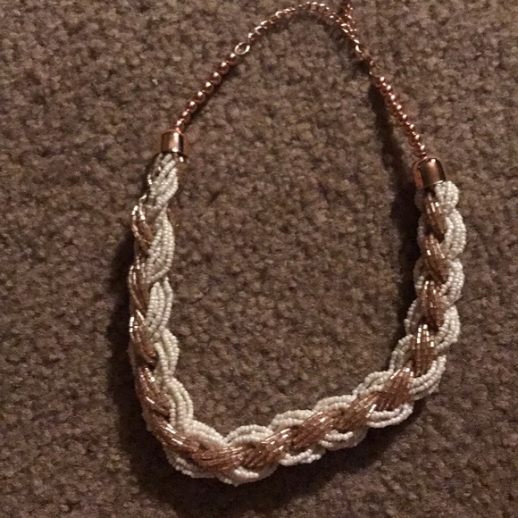 Jewelry - White & gold beaded rope accent necklace
