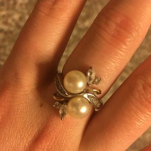 GOLD AND PEARL AUTHENTIC RING SIZE 5