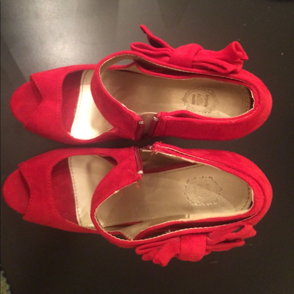 Red Pumps - Picture 3 of 4