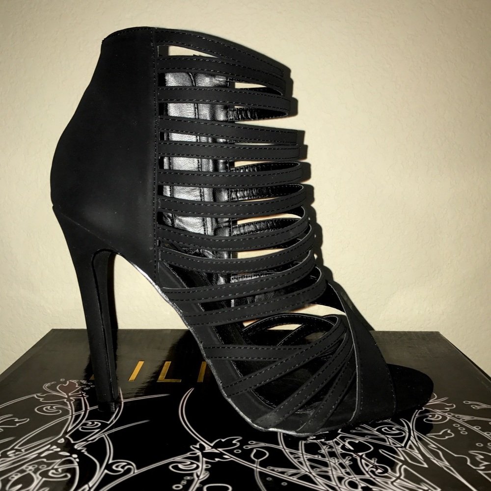 🖤SALE NIB Black Strappy Caged Peep-Toe Booties