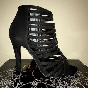🖤SALE NIB Black Strappy Caged Peep-Toe Booties