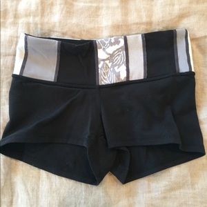 Lululemon yoga shorts grey/black waistband Size 4