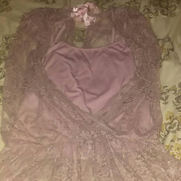 Adorable lace top with tank top - Picture 2 of 3