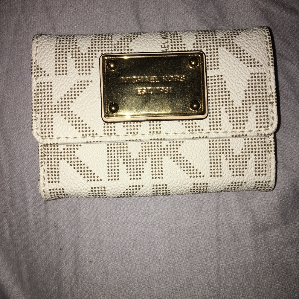small Micheal Kors change and i'd holder