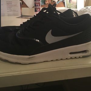 lightly worn black air max theas