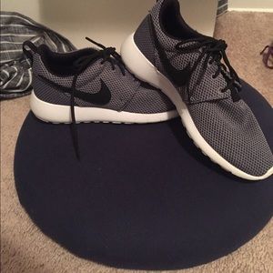 Nike Roshes grey and black