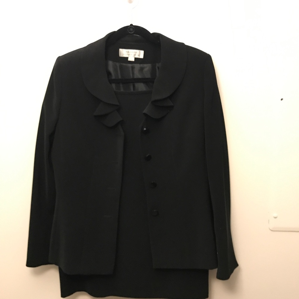 TAHARI suit