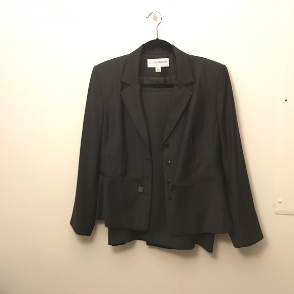 A SAGAHARBOR SUIT - Picture 2 of 3