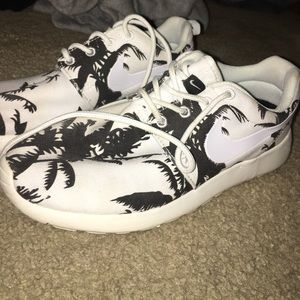 Palm tree tropical Nike Roshes - Black and white