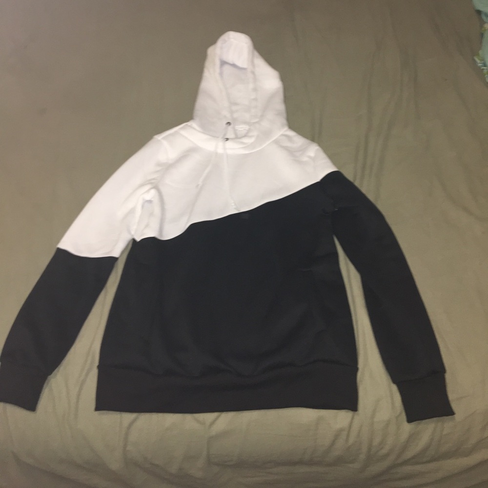 Super cute black and white sweat shirt!