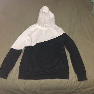 Super cute black and white sweat shirt!