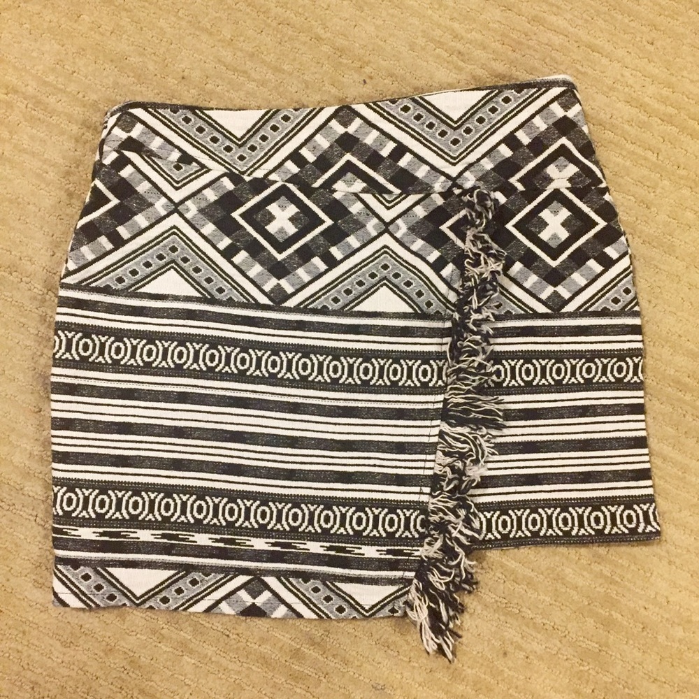 ✨ Topshop Asymmetrical Ethnic Jacquard Mini Skirt✨