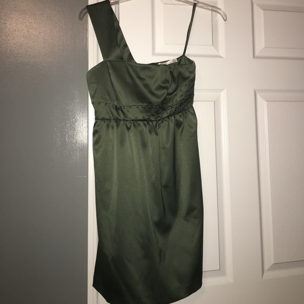 One shoulder green dress