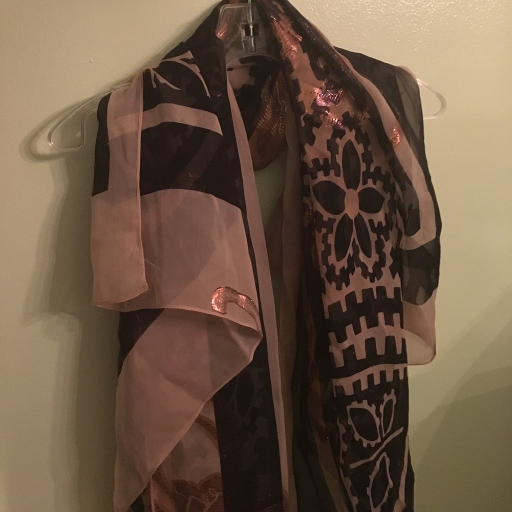 Beautifully detailed scarf