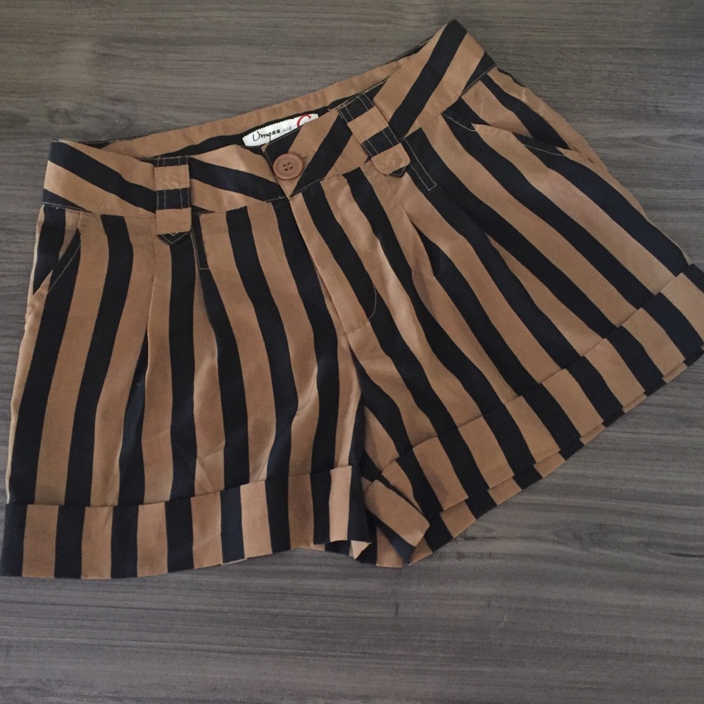 Striped mid waist Shorts
