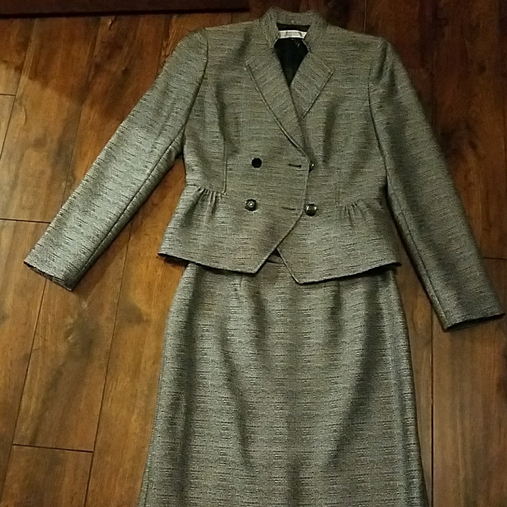TAHARI Skirt Suit