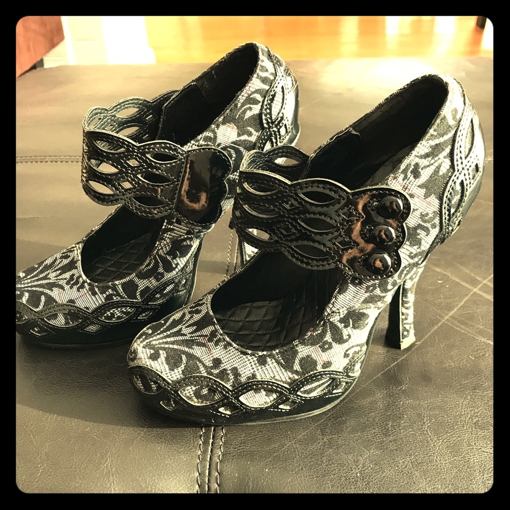 Round toe pumps with beautiful details