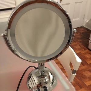 Light up makeup mirror