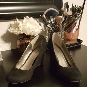 Dexter Black Suede Wedge Pumps Heels