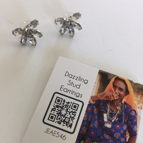 Dazzling Stud Earrings - Picture 3 of 3