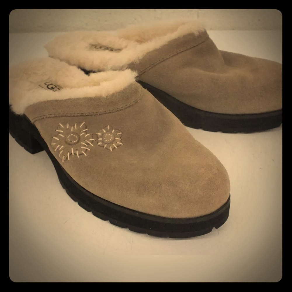 SOLD!! UGG Clog/Mules Tan Shearling Lined Sz 8