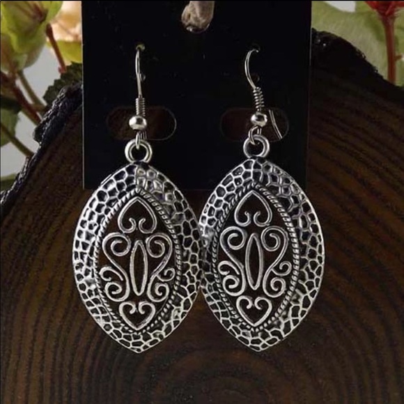 Vintage Hollow Oval Pendant Earrings - Picture 5 of 7