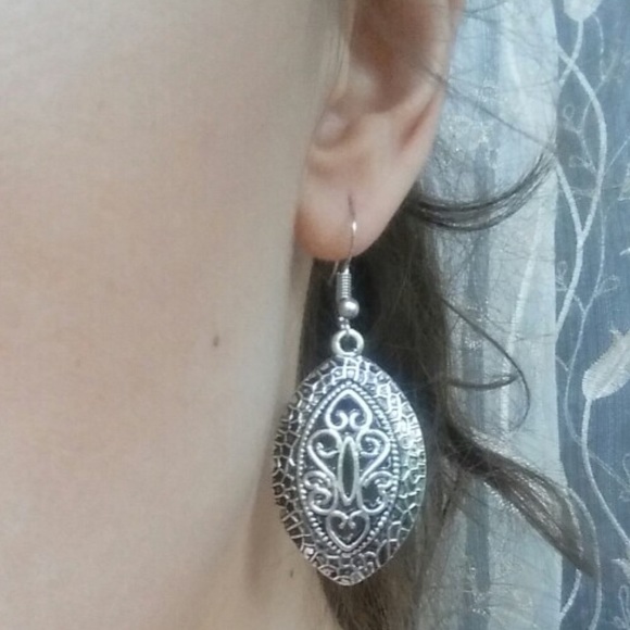 Vintage Hollow Oval Pendant Earrings - Picture 7 of 7