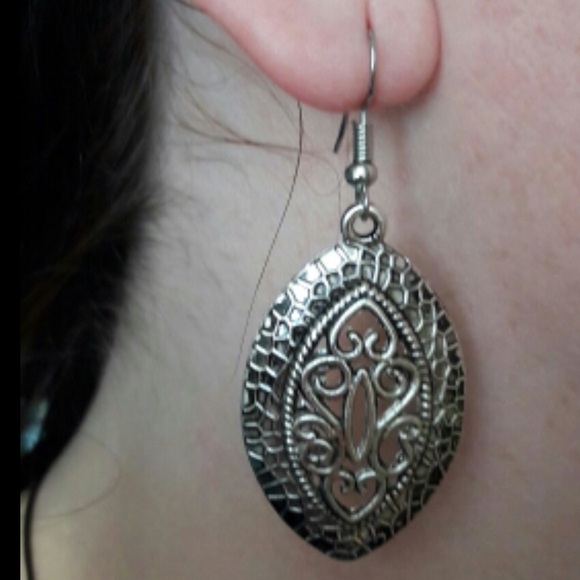Vintage Hollow Oval Pendant Earrings - Picture 6 of 7