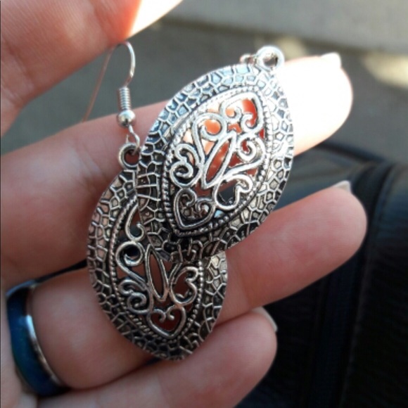 Vintage Hollow Oval Pendant Earrings - Picture 4 of 7