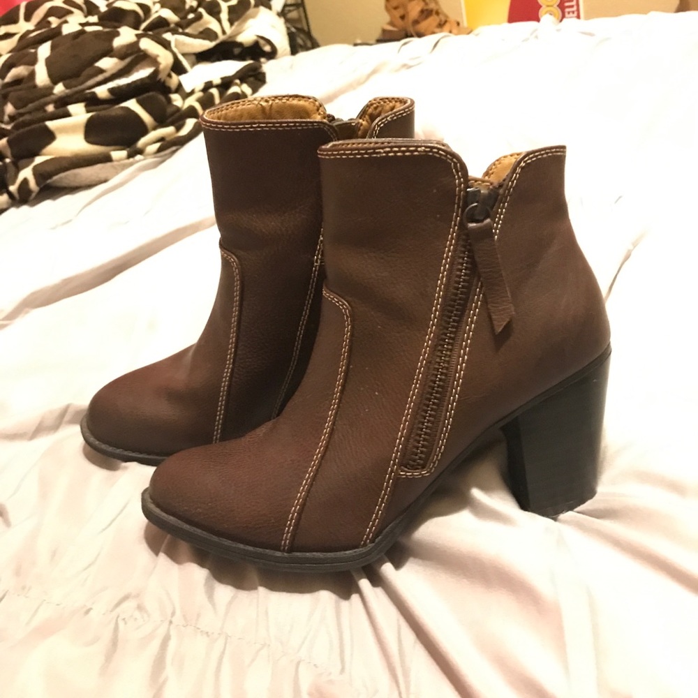 Leather ankle boot/ booties