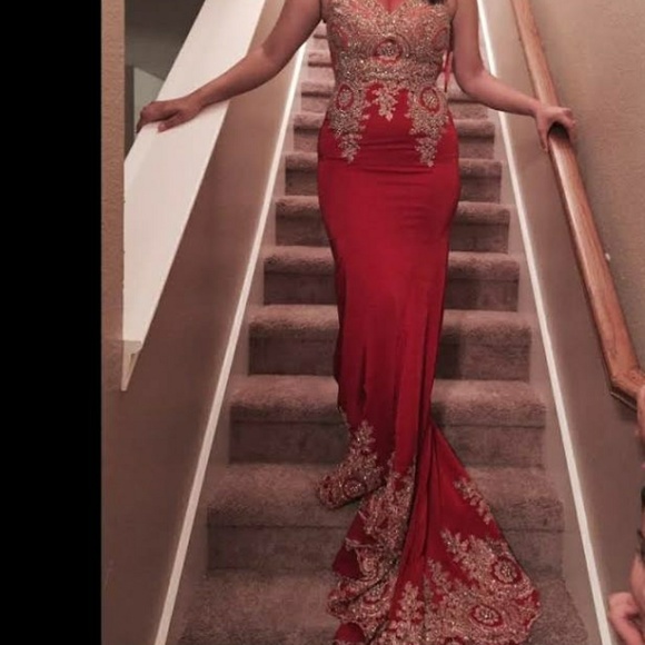 Red dress with train and Lace applique - Picture 2 of 3