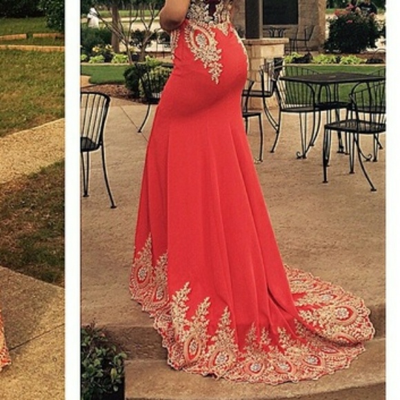 Red dress with train and Lace applique - Picture 3 of 3