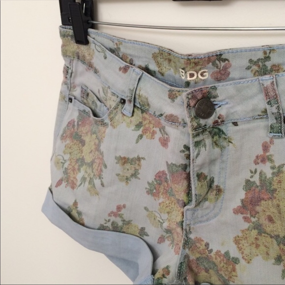 BDG Floral Mid Rise Shorts size 27