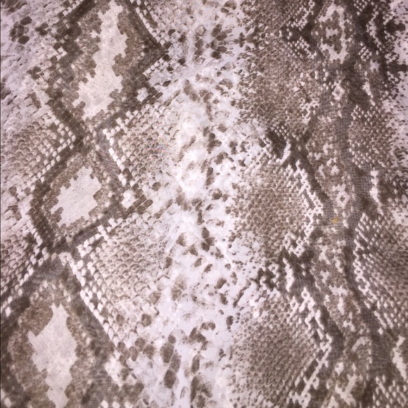 Snakeskin print lightweight top - Picture 3 of 4