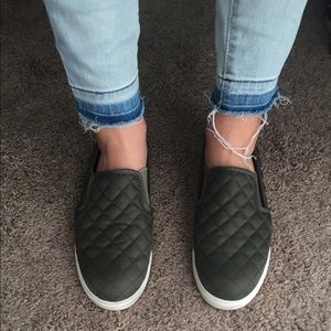 Slip on sneakers army green laceless