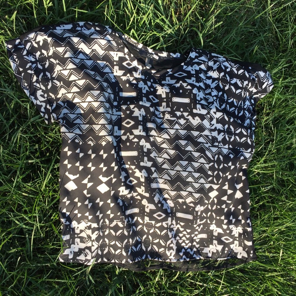Bold patterned blouse! - Picture 2 of 4