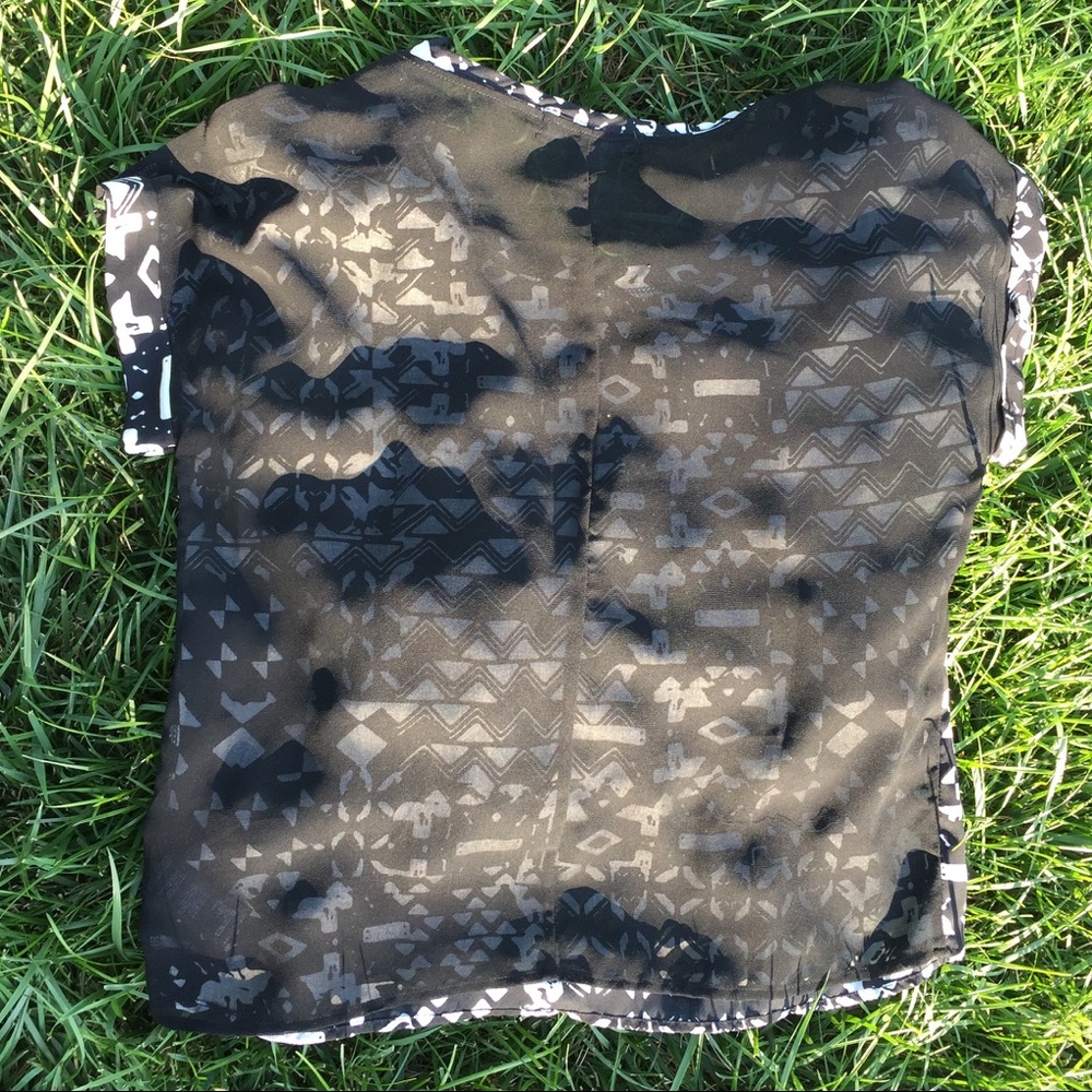 Bold patterned blouse! - Picture 3 of 4