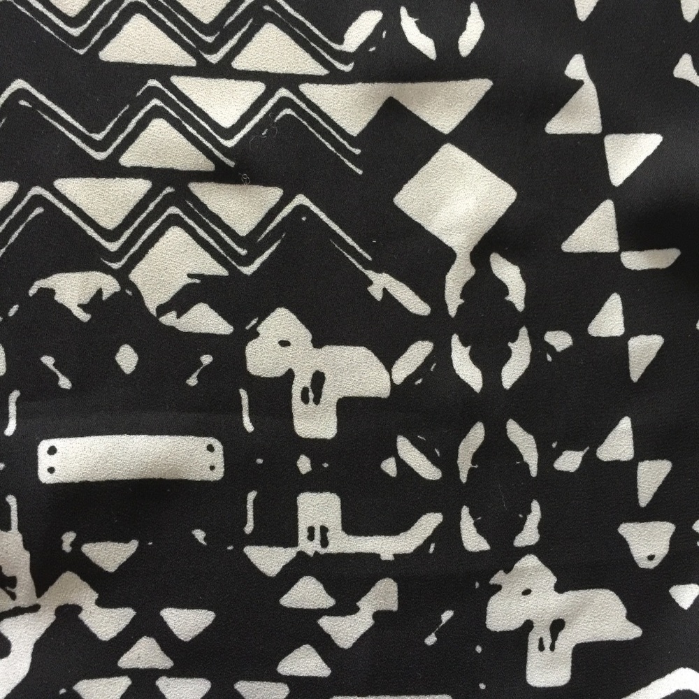 Bold patterned blouse! - Picture 4 of 4