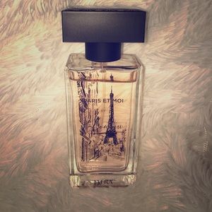 1.7 oz of PARIS ET MOI