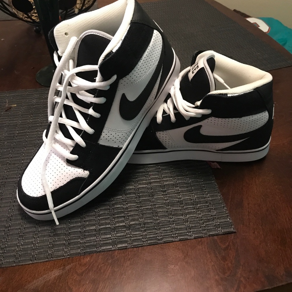 Size 11 Men's Nike Ruckus Mid- Brand new