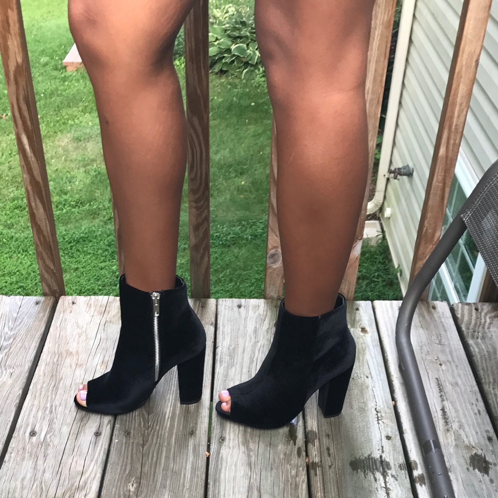 ❌❌SOLD OUT❌❌"Mariah" Black Peep Toe Booties - Picture 3 of 6
