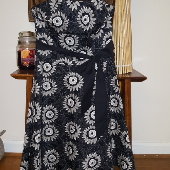 WHBM Stunning dress. Size 0 - Picture 2 of 8