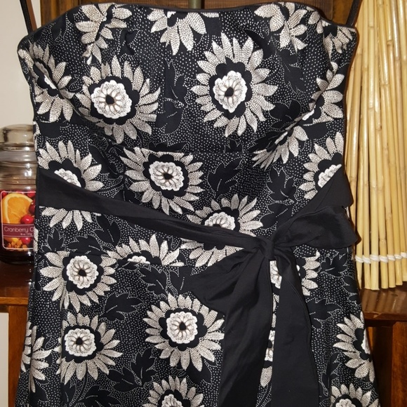 WHBM Stunning dress. Size 0 - Picture 3 of 8