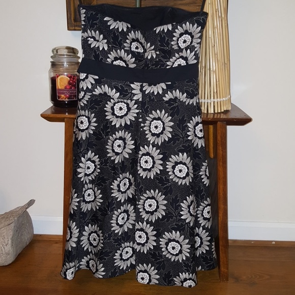 WHBM Stunning dress. Size 0 - Picture 4 of 8