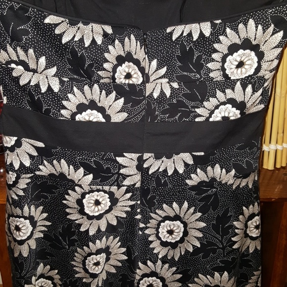 WHBM Stunning dress. Size 0 - Picture 5 of 8