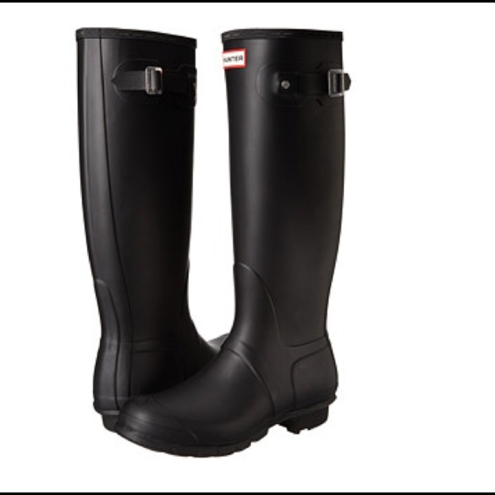 Size 8 tall matte black Hunter rain boots