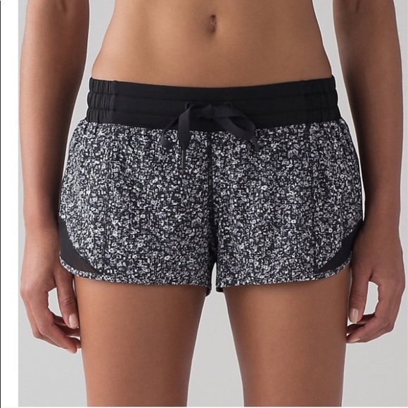 lululemon athletica Pants - lululemon Hotty Hot Short (2.5")