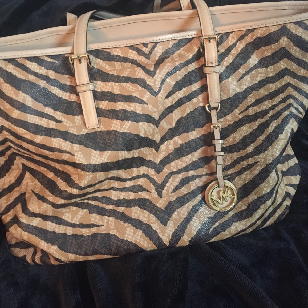AUTHENTIC MICHAEL KORS LARGE TOTE. PRICE IS FIRM!