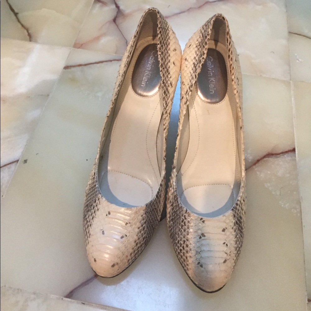 Snake leather pumps