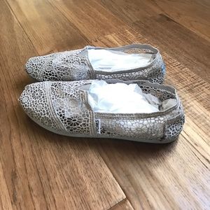 TOMS Crochet Floral Crochet Alpargata Slip-On Shoe